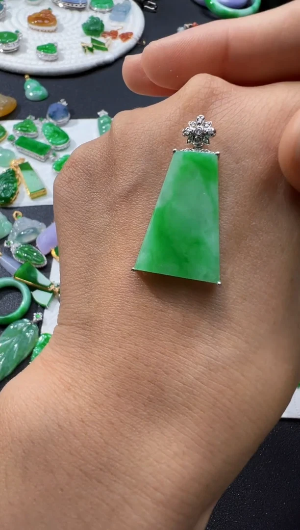 【闪购商品】翡翠吊坠(不含链)18K金镶嵌4980