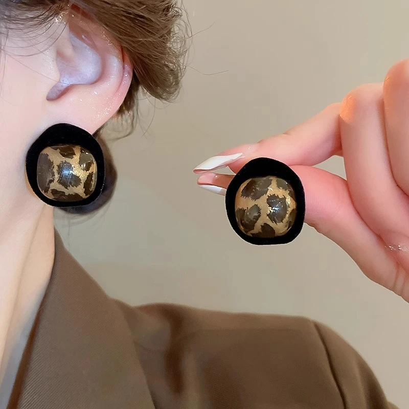 铜合金耳饰 美拉德豹纹耳环女2024新款复古耳饰秋冬黑色丝绒耳钉