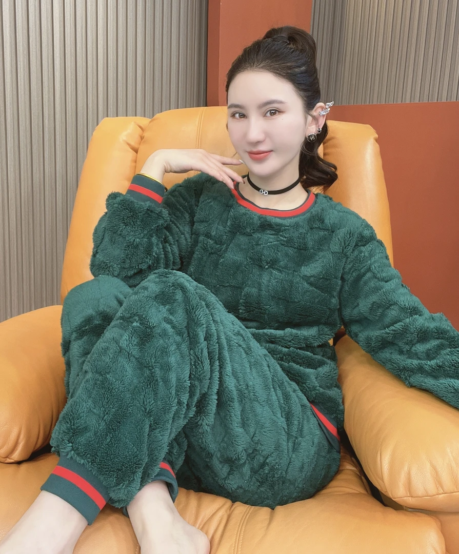 秋冬季新款珊瑚绒卡通简约加绒加厚家居服套装气质宽松睡衣可外穿