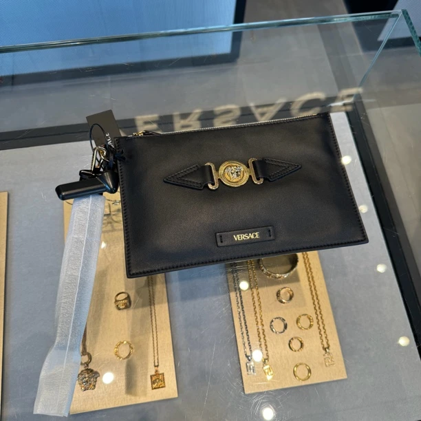 全新未使用 VERSACE/范思哲 三周左右到手/男士手拿包银扣