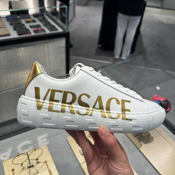 全新未使用 Versace/范思哲 三周左右回国/男士厚底板鞋
