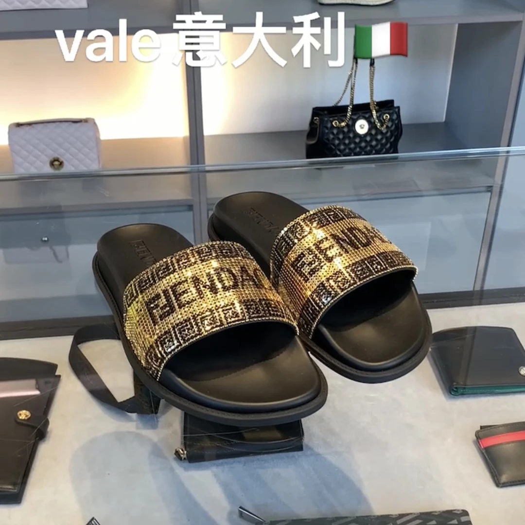 全新未使用 Versace/范思哲 三周左右回国/芬迪范思哲联名拖鞋