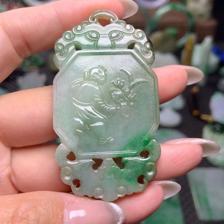 翡翠挂件未镶嵌……