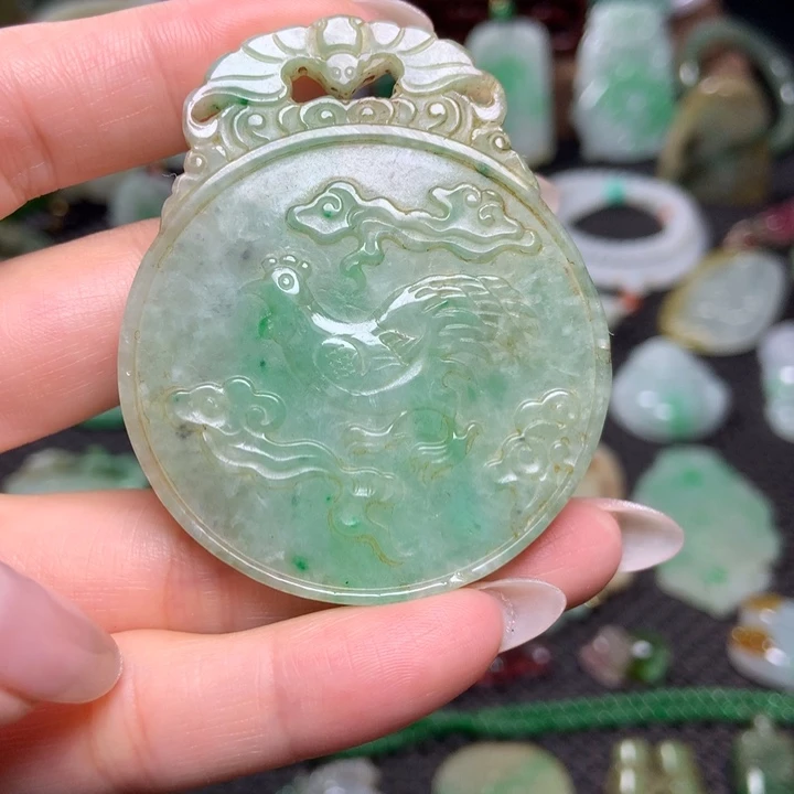 翡翠挂件未镶嵌……