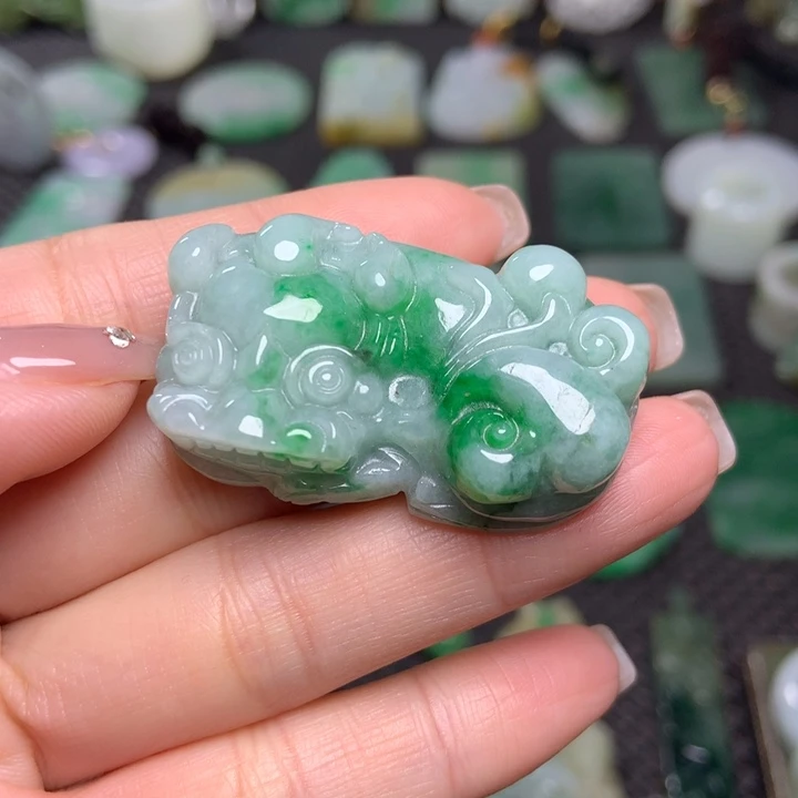 翡翠挂件未镶嵌……