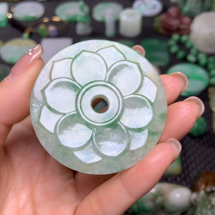 翡翠挂件未镶嵌……