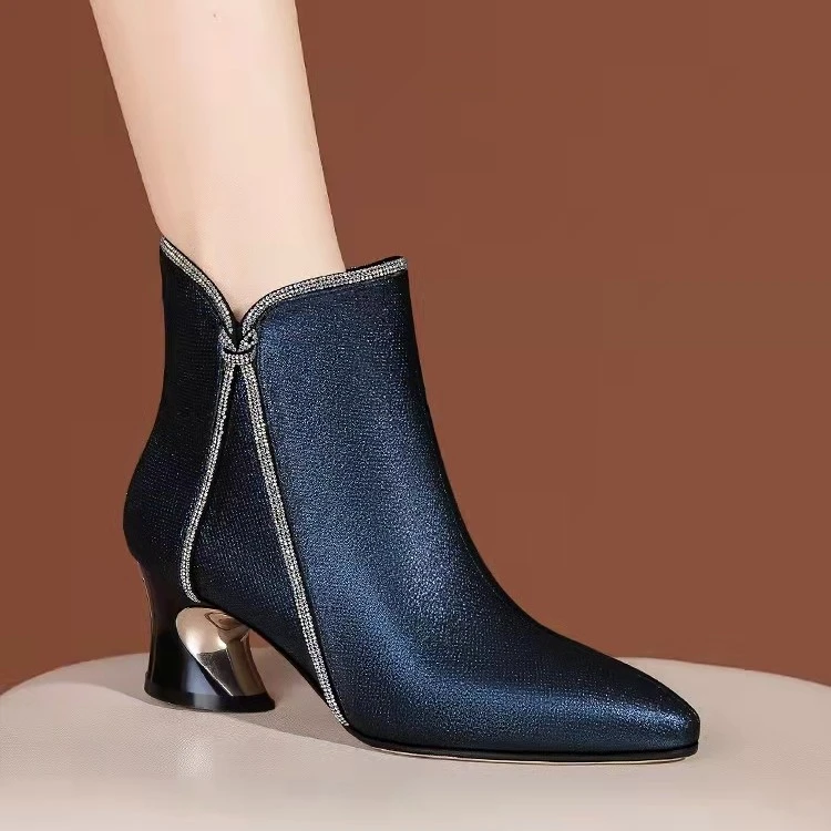 秋冬保暖时尚真皮手工带钻女靴34-42/227秋冬新款尖头粗跟时装靴