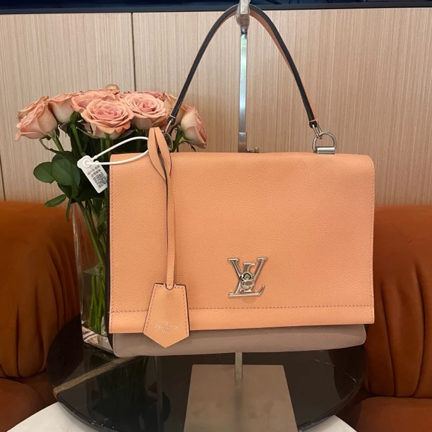 95新 LouisVuitton/路易威登 中号lockme 手提单肩斜挎包