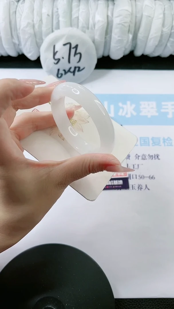【闪购商品】石英质玉手镯未镶嵌0127932810-52