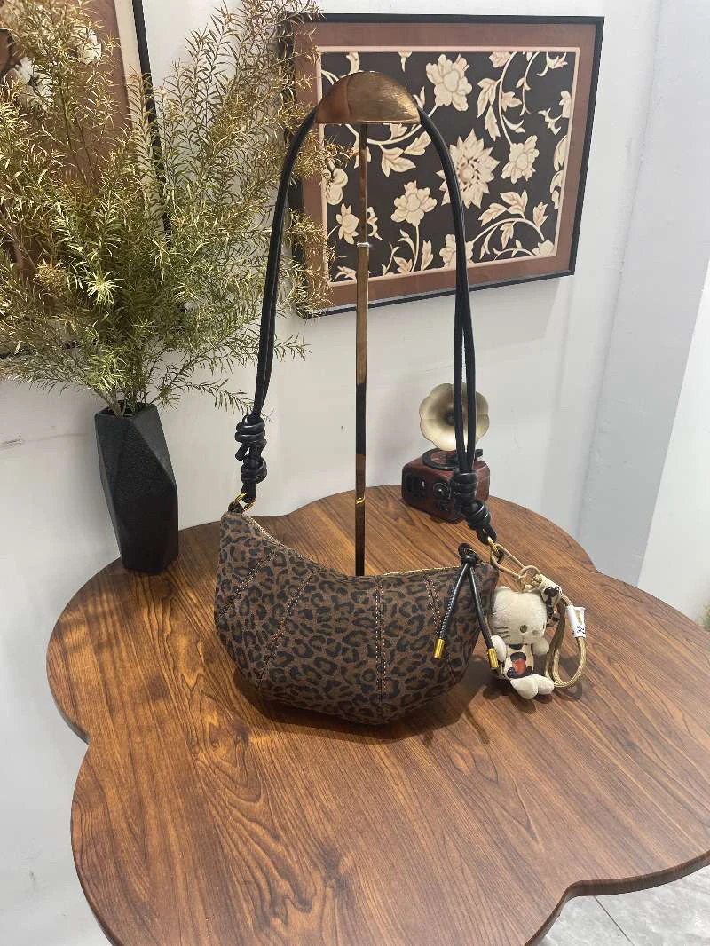 新疆包邮洋洋女包豹纹个性牛角包【110190】