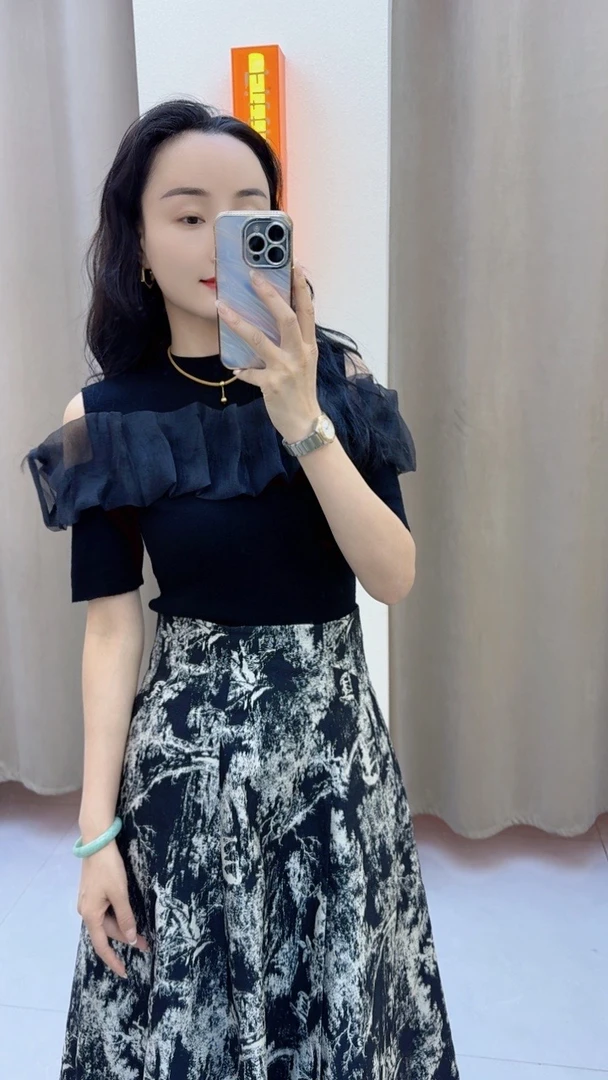 灰调通勤针织简约上衣