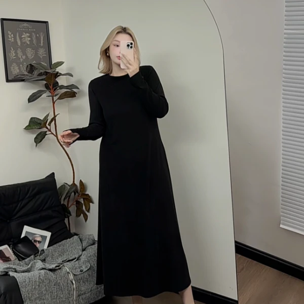 【瘦瘦】月光下的夜-秋冬大码圆领背镂空纯色百搭打底连衣裙S01016