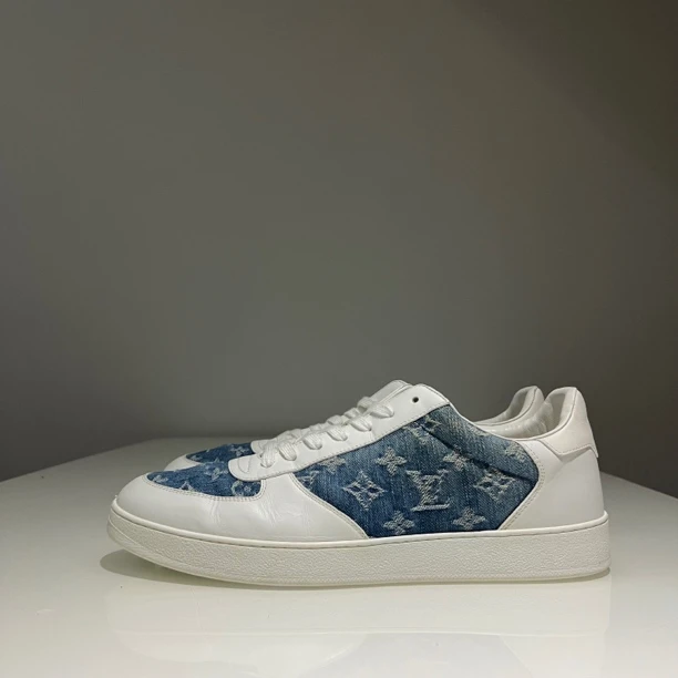 lv满印logo小板鞋 9.5码偏大到44码左右 鞋头轻微刮蹭