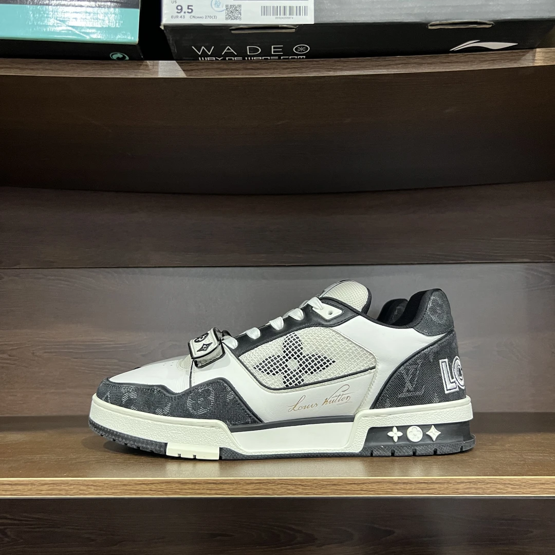 LV trainer黑白牛仔魔术贴8码 偏大到43码左右原盒鞋面不起眼划痕