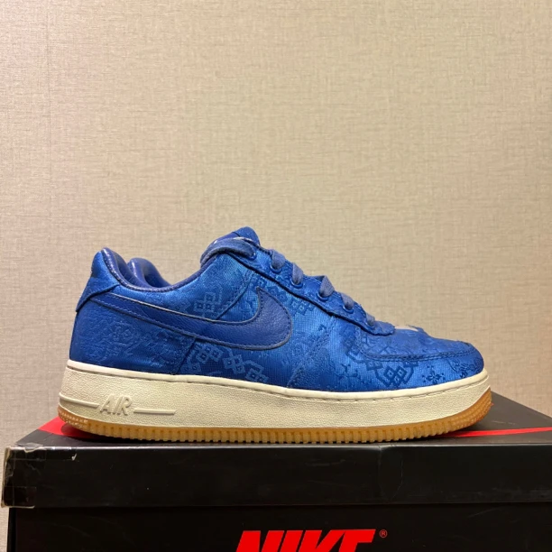 af1蓝丝绸 40码无盒 一只脚鞋面刮开 鞋帮小剐蹭
