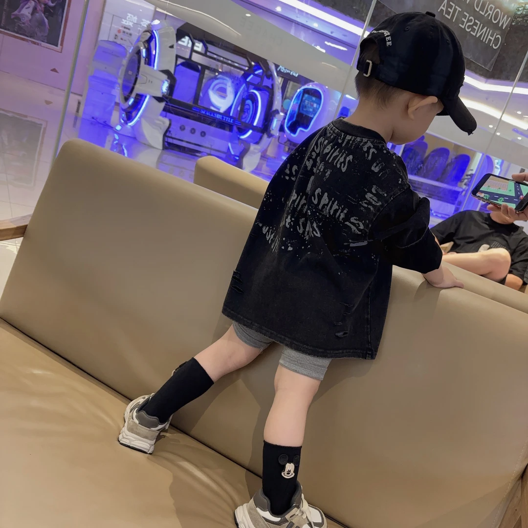 六六高品质童装 男女童韩系水洗做旧碳黑色字母印花破洞宽松版T