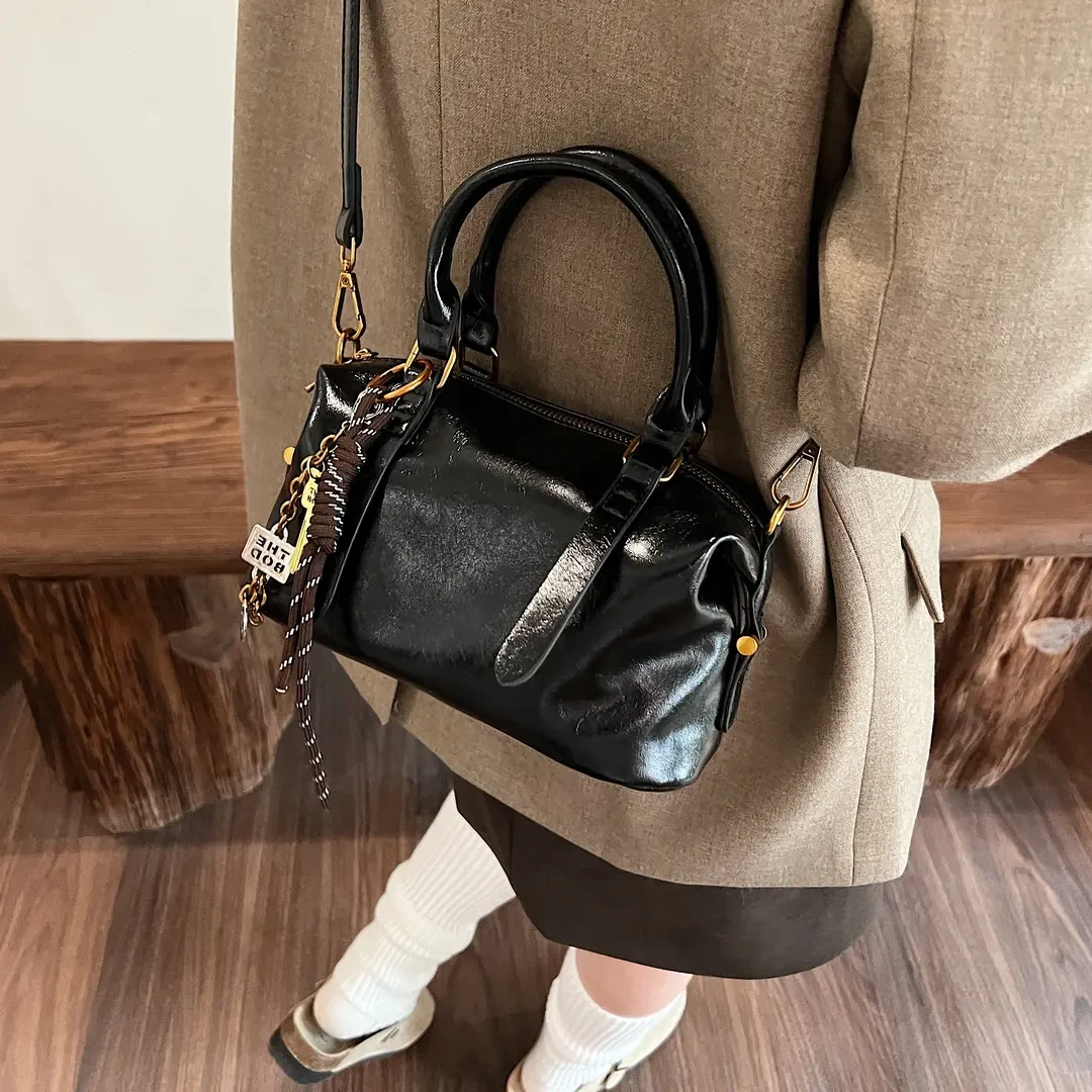 油蜡皮百搭波士顿包包女2025秋冬新款高级质感手提枕头包斜挎包女