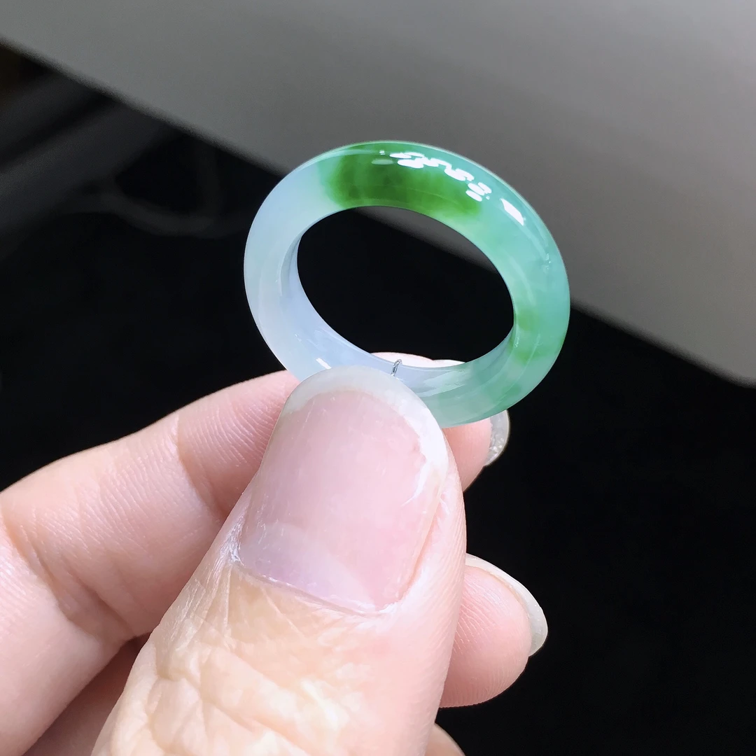 15-16号圈 天然A货缅甸翡翠 冰润飘阳绿戒指 尺寸17.5×6.1×3.9mm