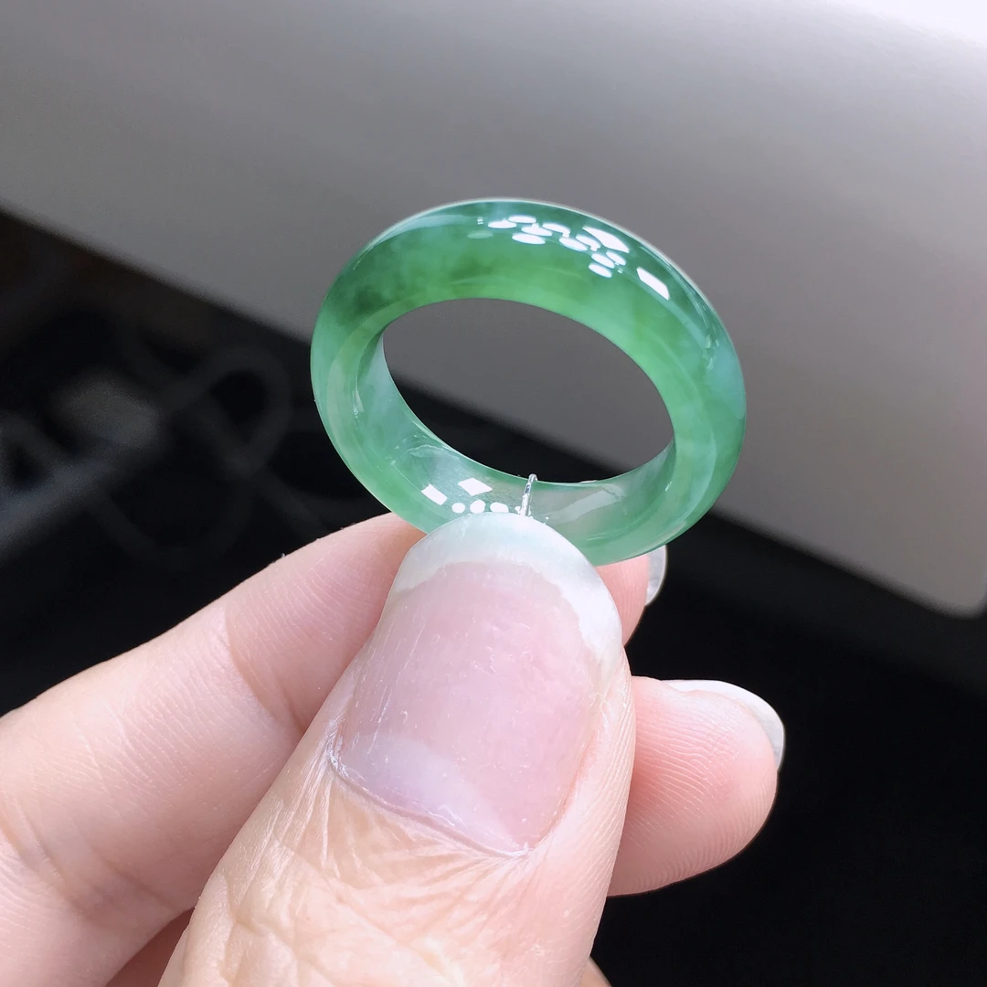 15-16号圈 天然A货缅甸翡翠 冰润飘绿花戒指 尺寸17.5×6.1×4mm