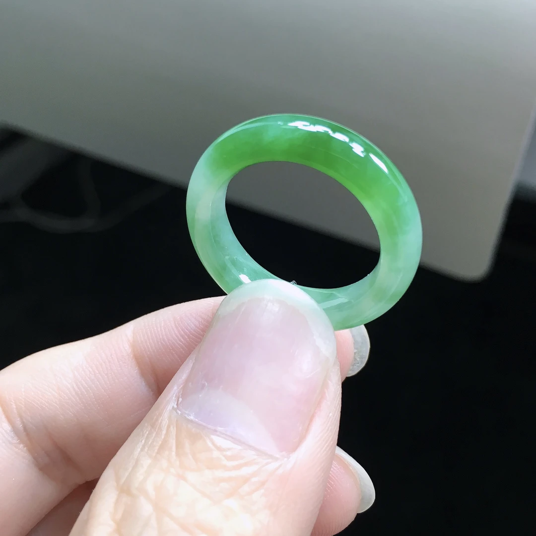 17-18号圈 天然A货缅甸翡翠 冰润飘阳绿戒指 尺寸18.1×5.5×4.1mm