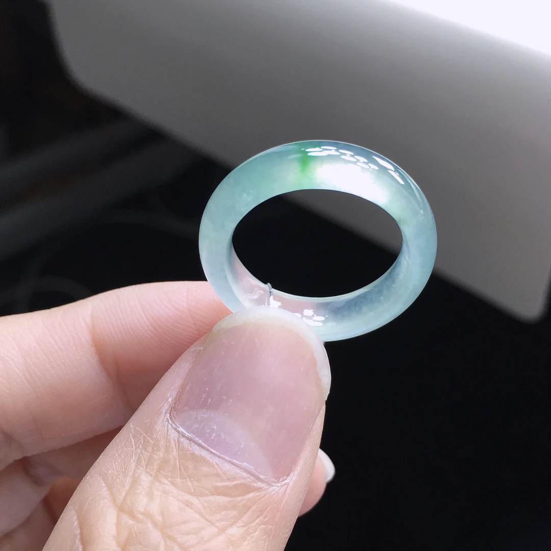 18号圈 天然A货缅甸翡翠 高冰起杠阳绿戒指 尺寸18.2×6×3.6mm