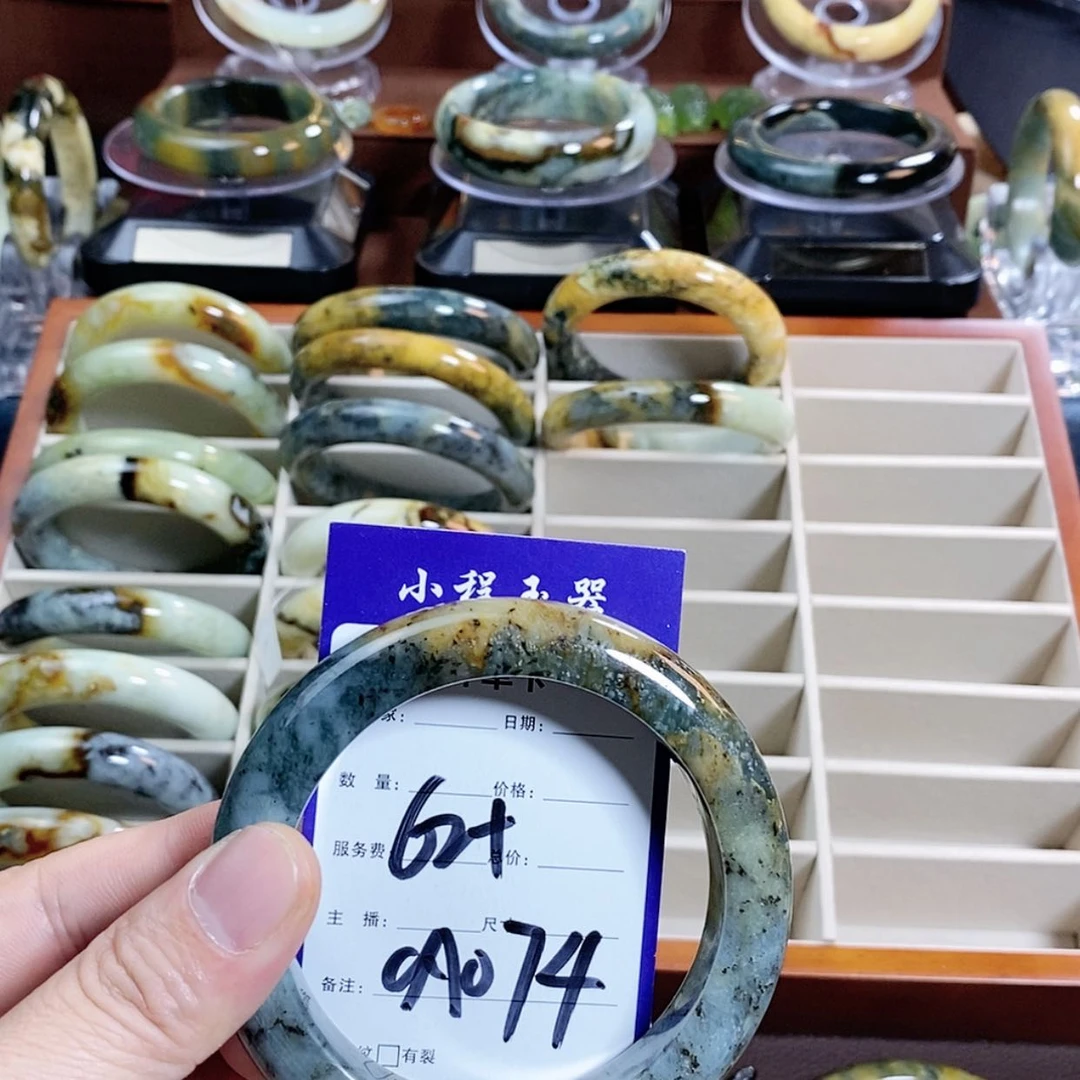 【闪购商品】蛇纹石玉手镯未镶嵌四**?