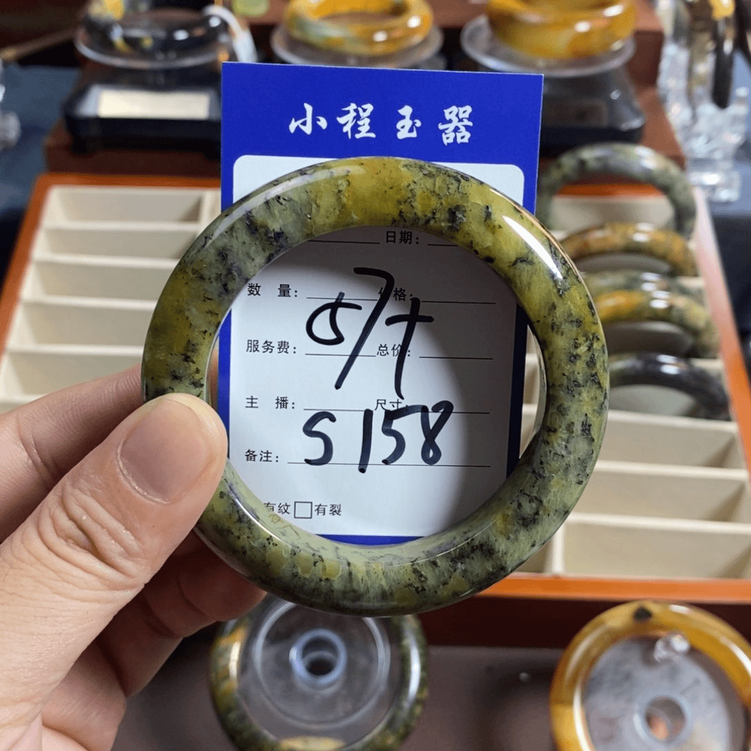 蛇纹石玉手镯未镶嵌