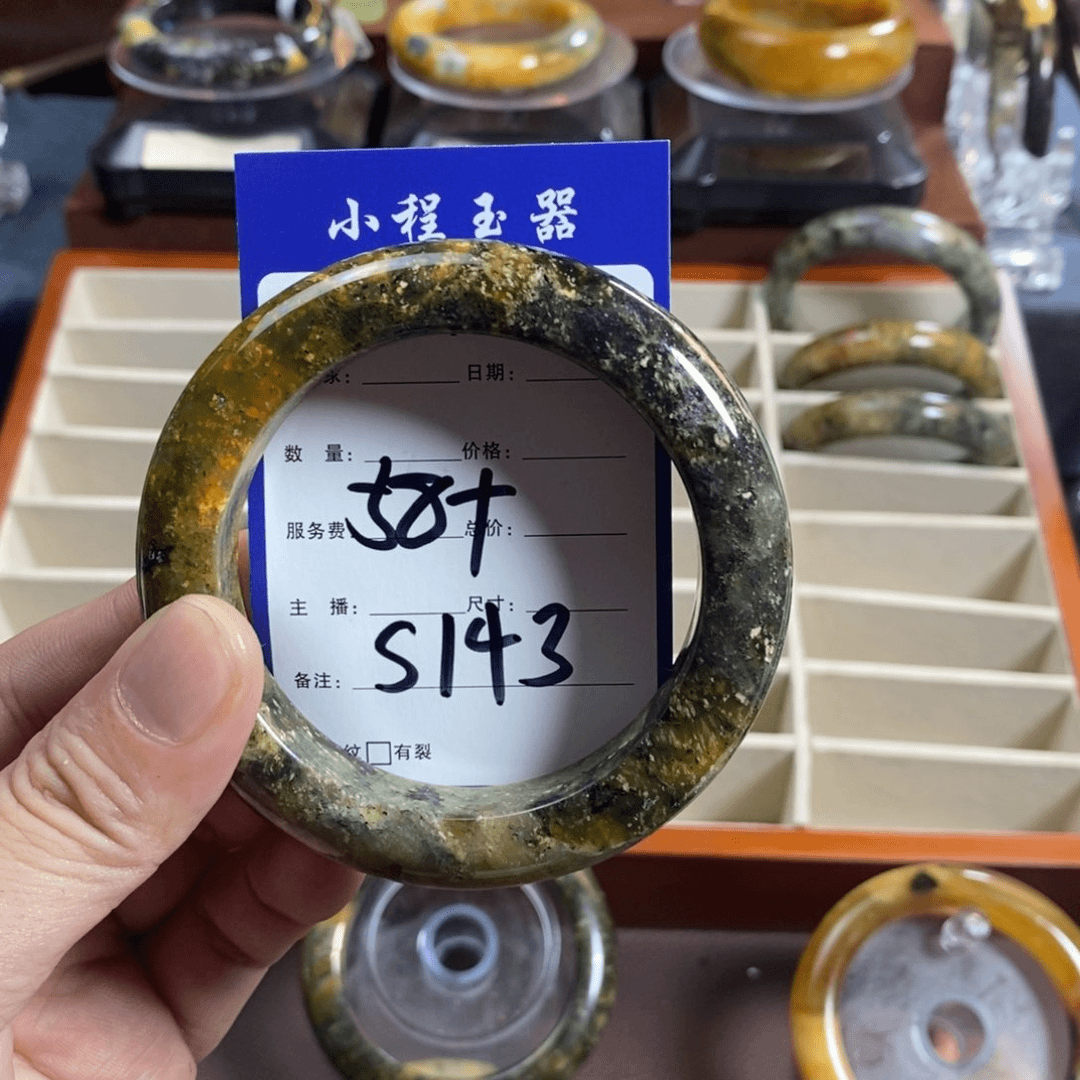 蛇纹石玉手镯未镶嵌