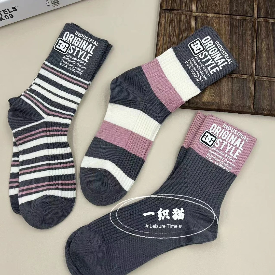 秋冬新款欧货袜子女个性拼色条纹字母中筒袜时尚运动袜网红潮袜