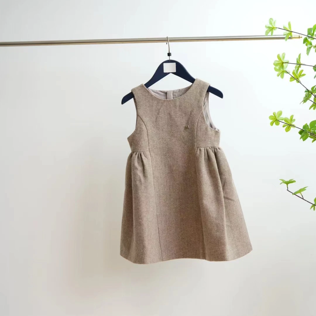 6864-驼色金属字母装饰无袖连衣裙