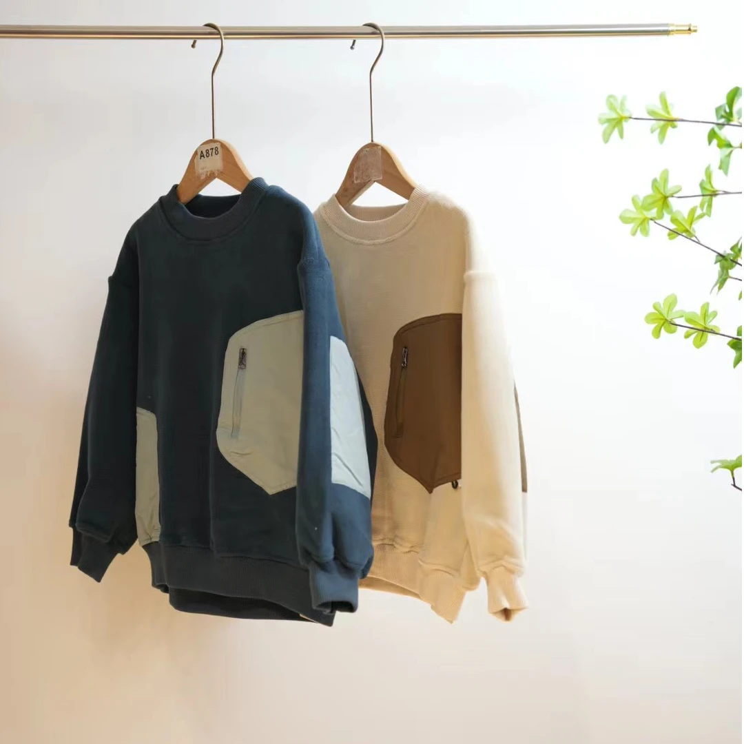 1-139-J一款两色拼色贴布口袋儿童摇粒绒卫衣