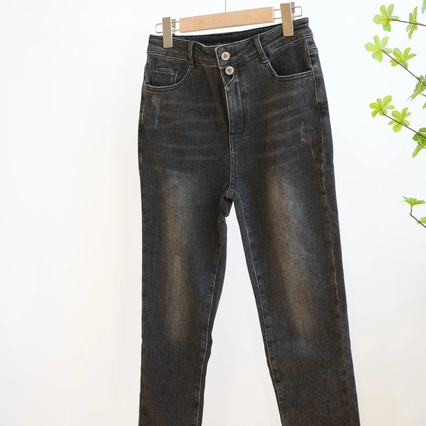 2626-烟灰色薄绒脚口毛边女款牛仔裤