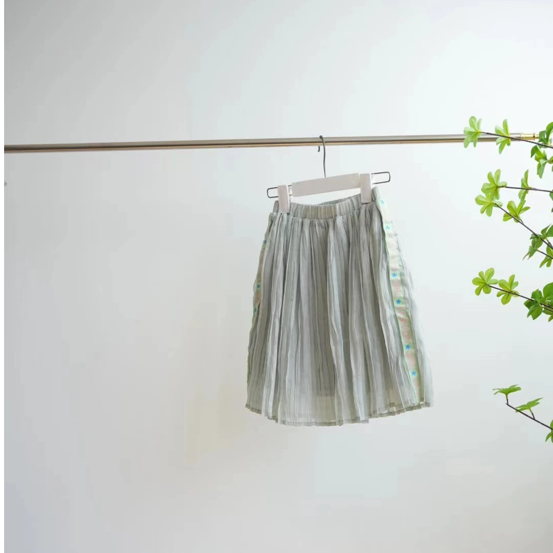 0392-M灰色网纱拼字母绿条女童百褶半身裙