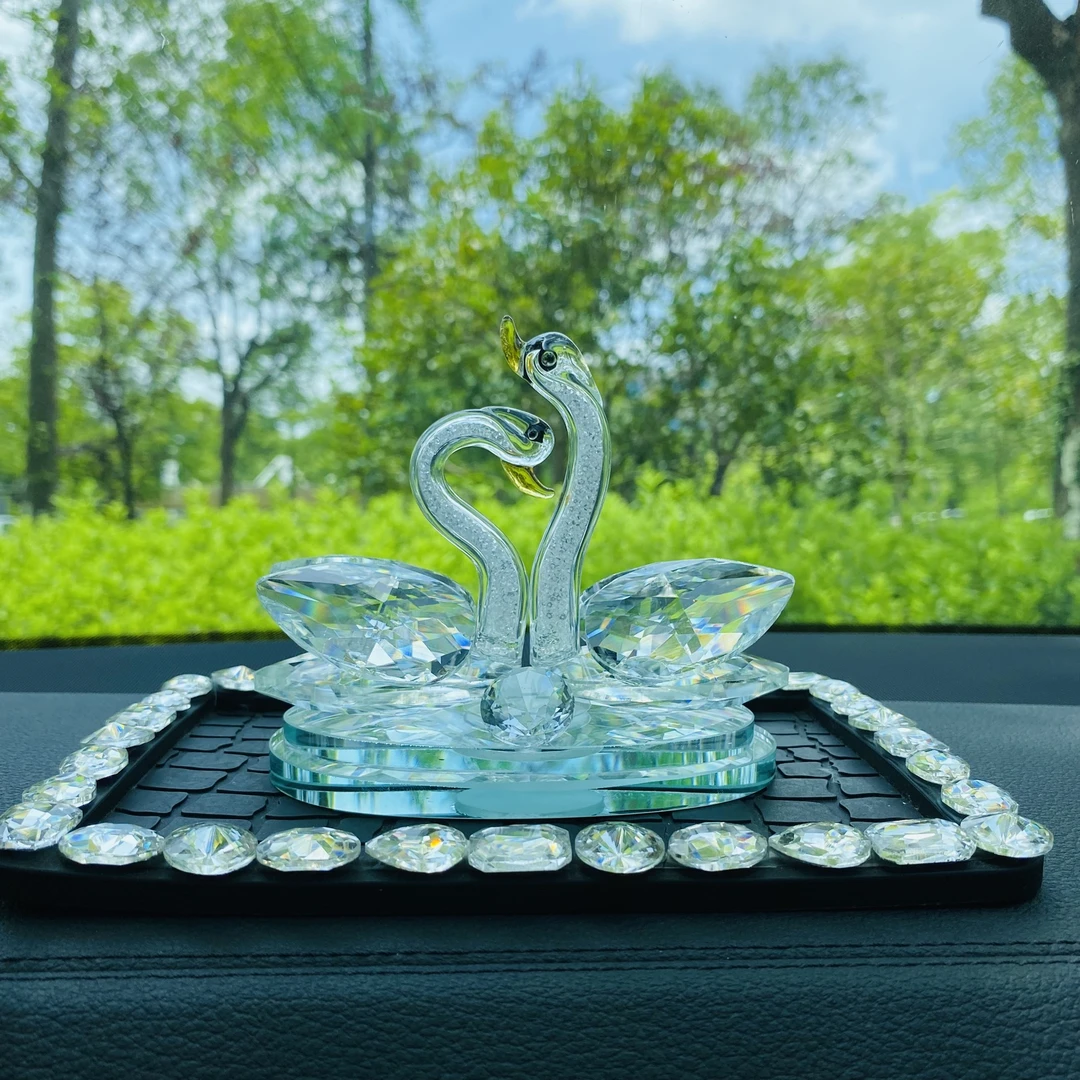 水晶天鹅车载摆件装饰高级感车内装饰用品女神款香味中控台摆件