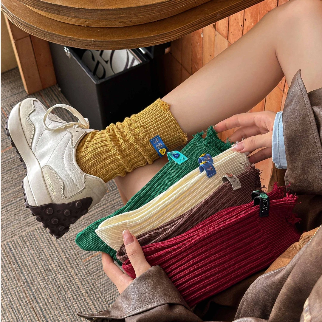 2024新款袜子女韩版个性潮袜秋冬款破洞后跟布标洋气中筒堆堆袜