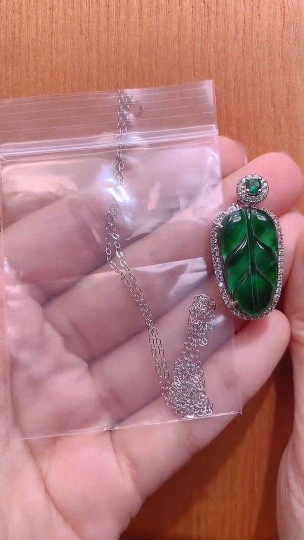 【闪购商品】翡翠吊坠(赠链)银S925镶嵌翡翠