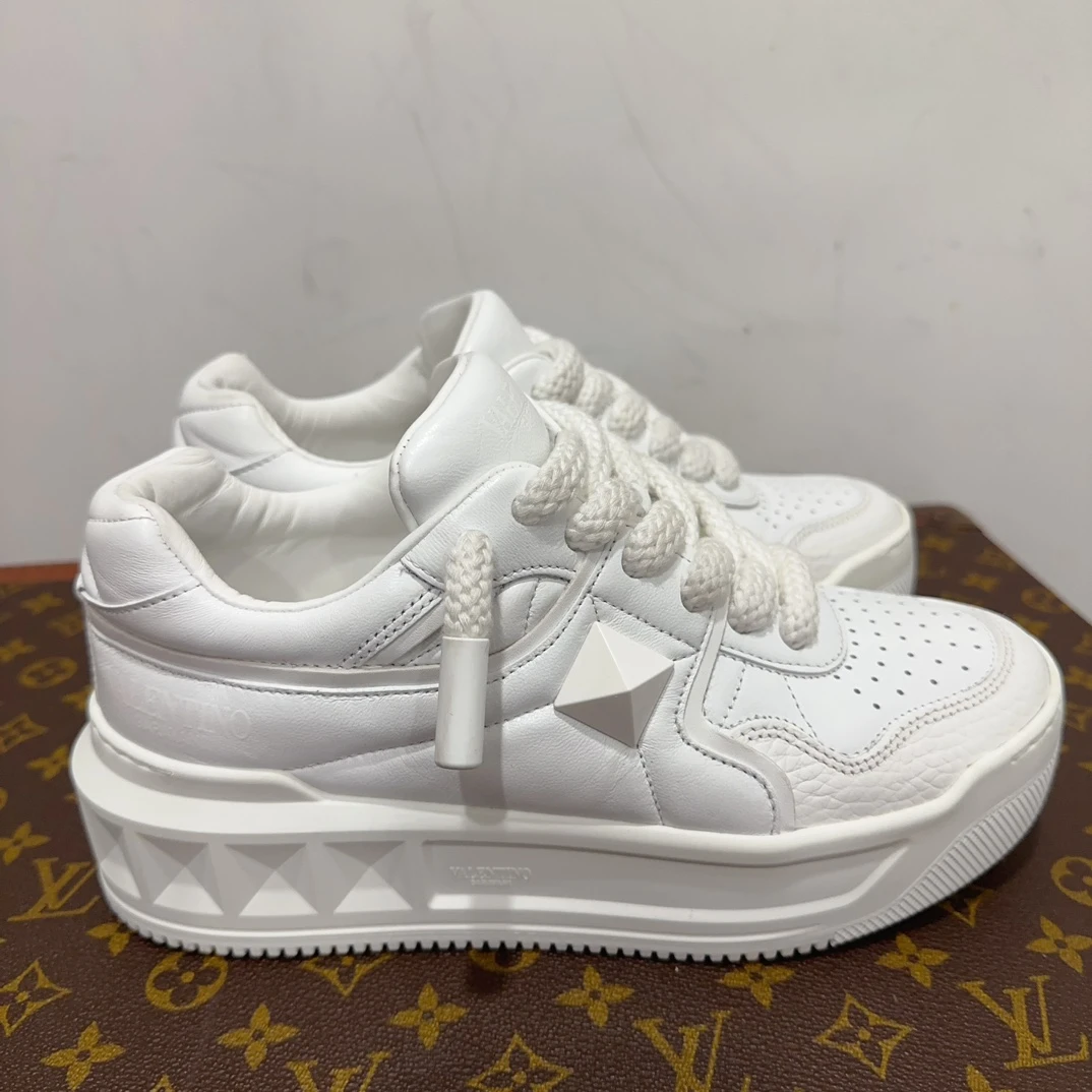 99新  安洁利/华伦天奴板鞋/尺码37/成色以直播间为准/GSS14042