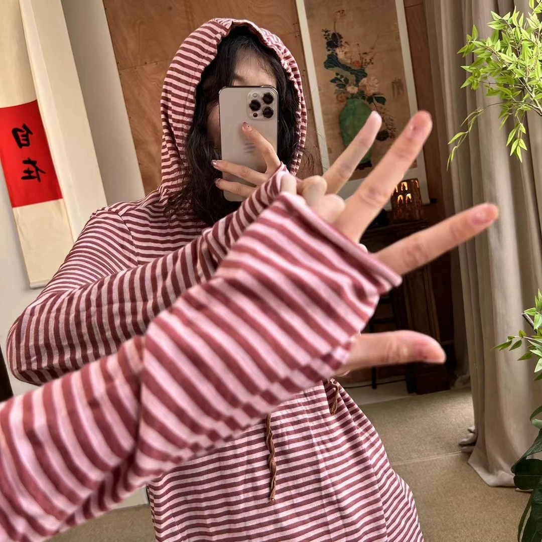 肖肖分享 复古戴帽撞色帽卫衣款上衣240842