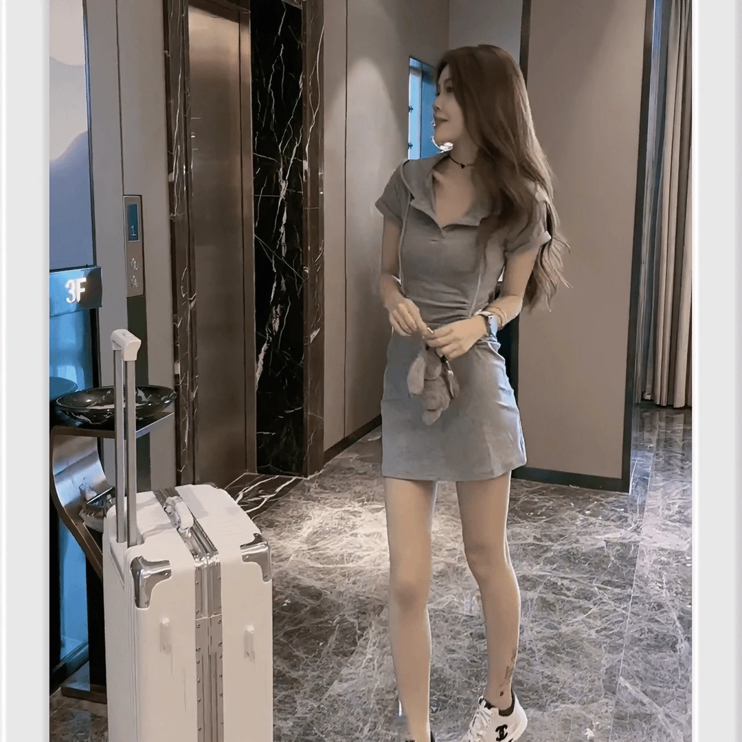 连帽美背设计裙子法式短袖收腰显瘦设计感露背连帽连衣裙女夏季潮