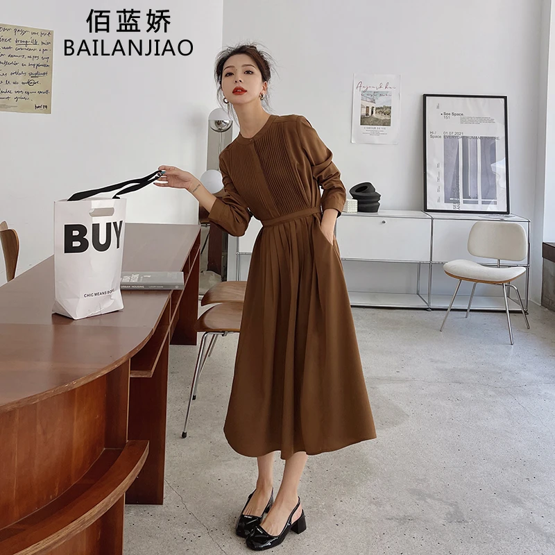 法式复古轻熟温柔风收腰显瘦焦糖色长袖连衣裙春秋新款圆领百褶裙