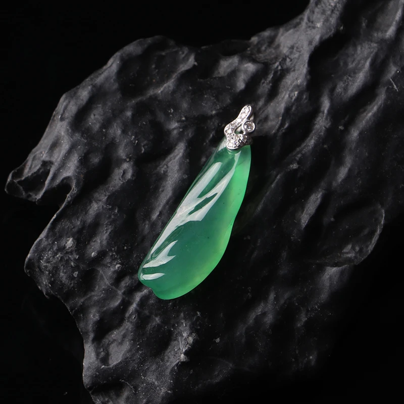 名玉艺术 天然缅甸翡翠 冰种 果绿随型翡翠吊坠 18K金镶嵌吊坠