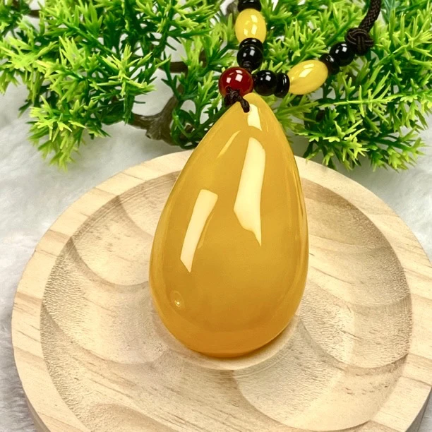 W047 古巴新蜜小水滴吊坠30克左右