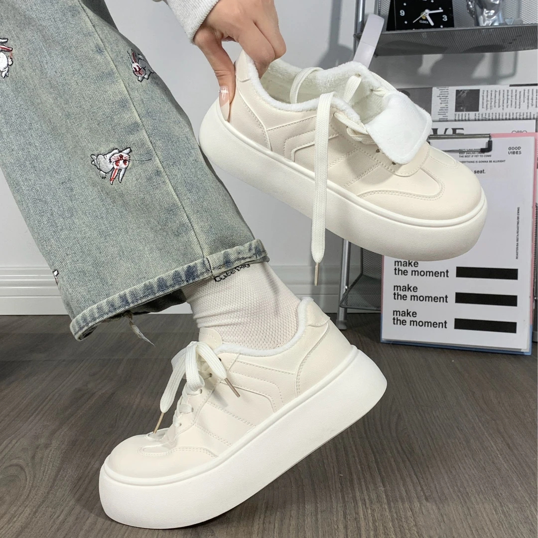 人本加绒厚底女款小白鞋女秋冬新款爆款小众百搭鞋子增高板鞋白色