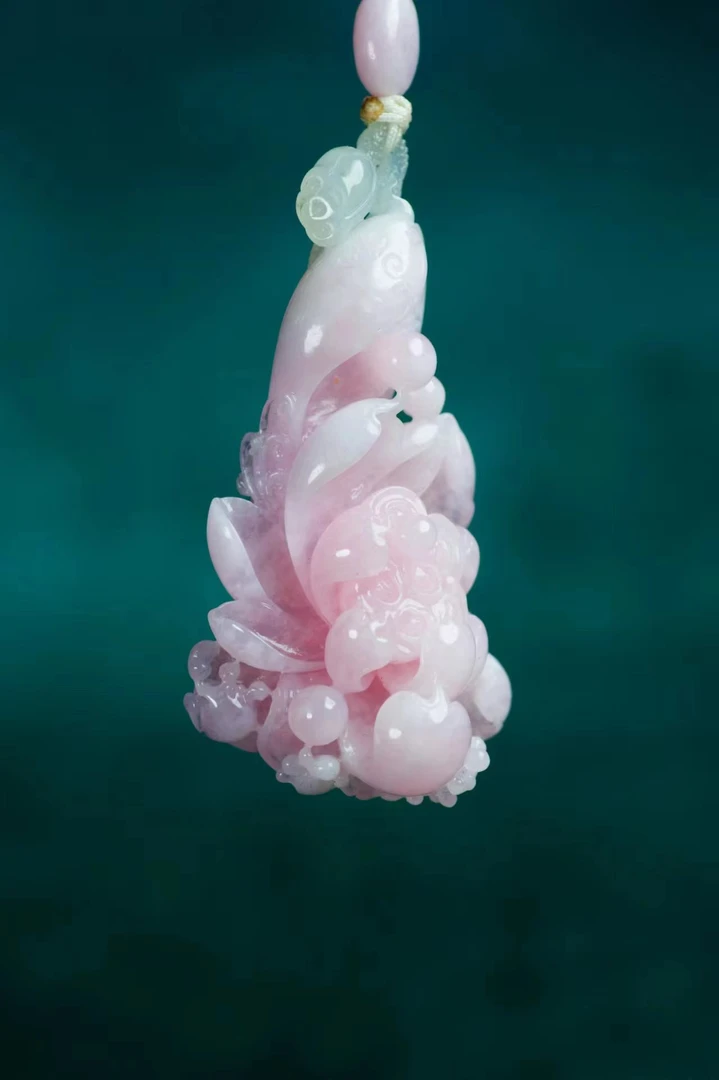 精美女款独山玉吊坠