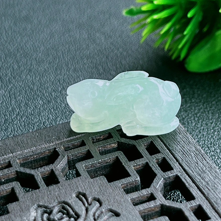 缅甸玉器正品天然A货翡翠飘花飘绿小兔子吊坠3.21g