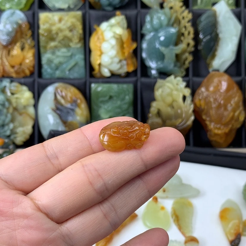 【闪购商品】蛇纹石玉颈饰未镶嵌凤*