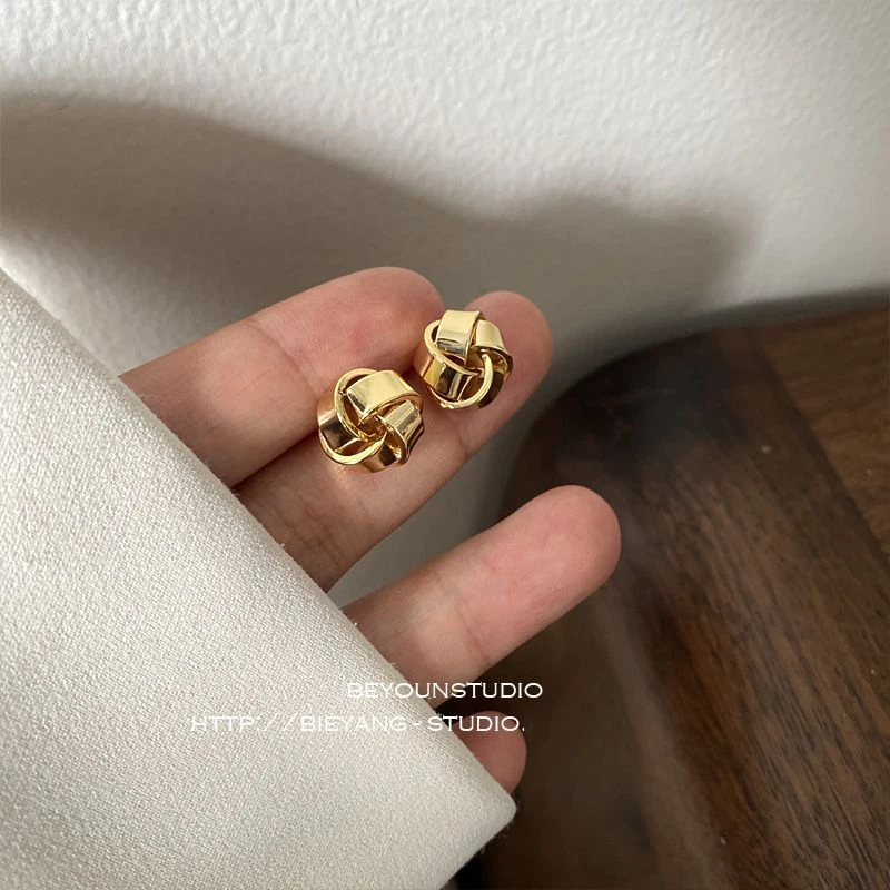 金属耳钉复古高级感法式优雅精致小巧轻奢缠绕气质时尚百搭耳饰