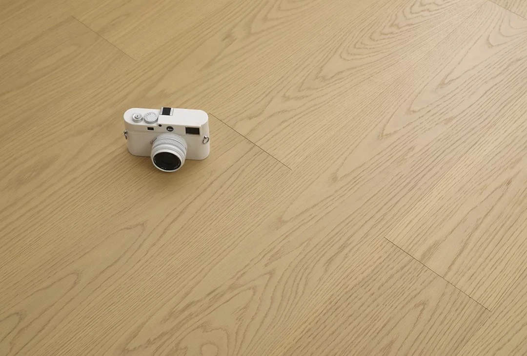 橡木新三层实木木皮面，花其松排骨芯，规格1220*193