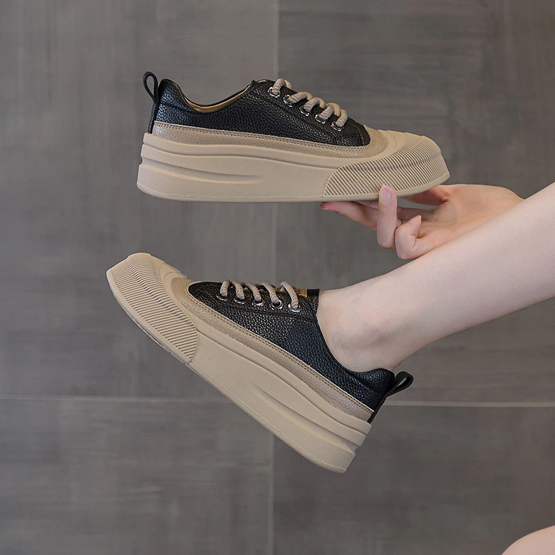 2024秋季新款女士休闲大码复古单鞋厚底运动板鞋真皮小白鞋女软底