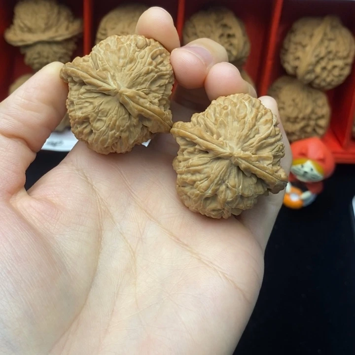 文玩核桃吊坠白狮子